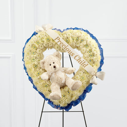 Niño precioso con corazón de pie